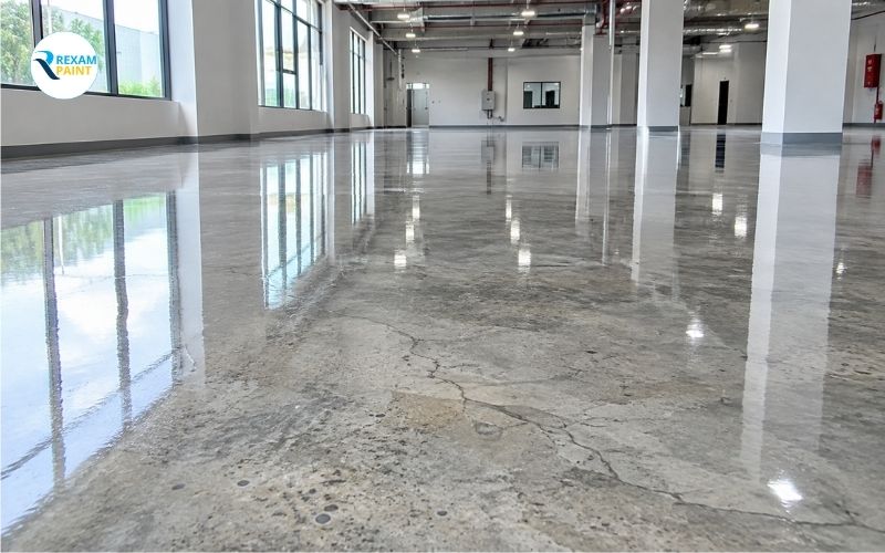Bề mặt sàn được phủ sơn epoxy không màu trong suốt giữ nguyên vân bê tông tự nhiên