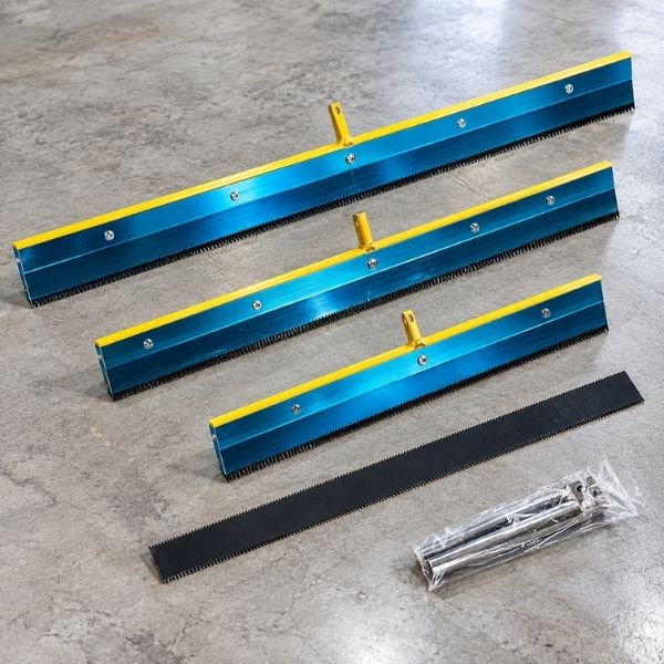 Bộ bàn cào răng cưa dùng thi công sơn epoxy tự san phẳng đặt trên nền bê tông