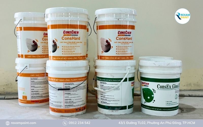 Các thùng sản phẩm sơn epoxy tăng cứng nhiều thương hiệu xếp trong kho phân phối