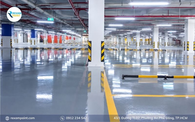 Cận cảnh bề mặt sơn epoxy tầng hầm liền mạch phản chiếu ánh đèn