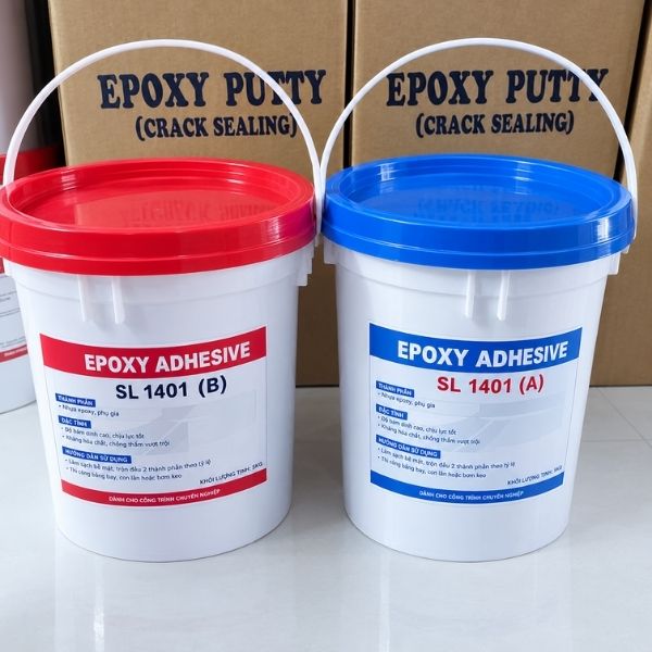 Cận cảnh hai thành phần nhựa và chất đóng rắn của keo epoxy chống thấm trước khi trộn