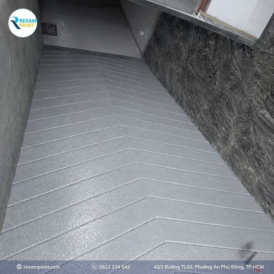 Cận cảnh lớp sơn epoxy pha cát tạo độ nhám trên mặt dốc bê tông