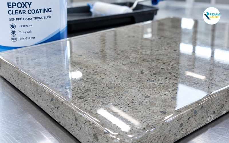 Cận cảnh màng sơn epoxy trong suốt đóng rắn bóng trên mẫu thử bề mặt