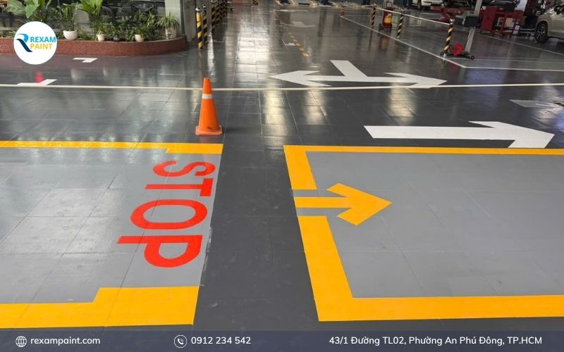Không gian quán cà phê hoàn thiện với sàn epoxy giả bê tông sạch và bền