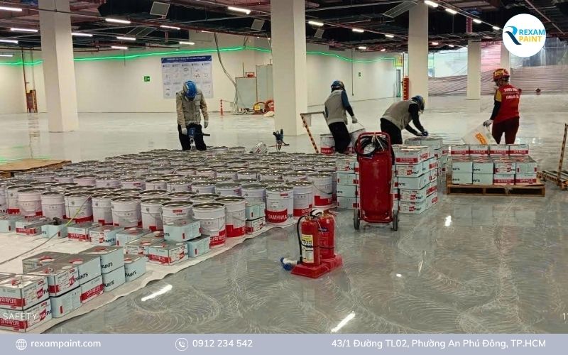 Nhân viên đang trộn sơn epoxy Samhwa hai thành phần trước khi thi công sàn
