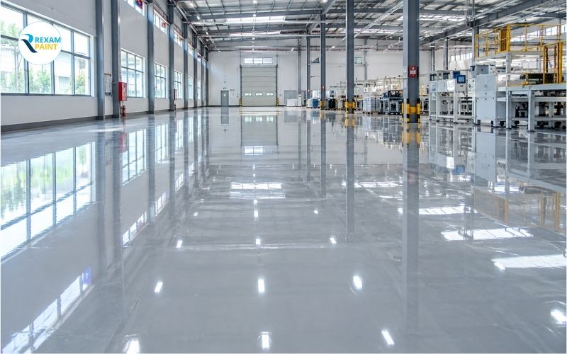 Sàn công nghiệp phủ lớp epoxy trong suốt bóng phản chiếu ánh sáng trong nhà xưởng