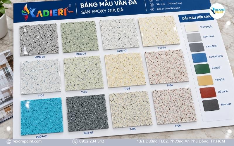 Bảng mẫu vân đá và dải màu nền của sàn epoxy giả đá trưng bày trên tấm mẫu