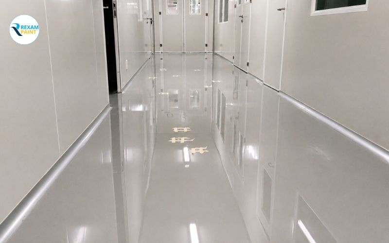 Sàn epoxy trắng bóng liền mạch trong xưởng sản xuất sạch