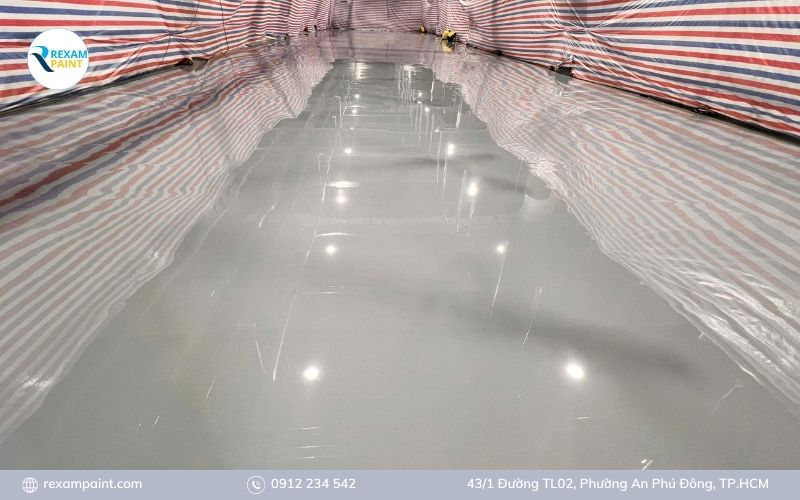 Sàn nhà xưởng hoàn thiện bằng sơn epoxy 2K bóng mịn