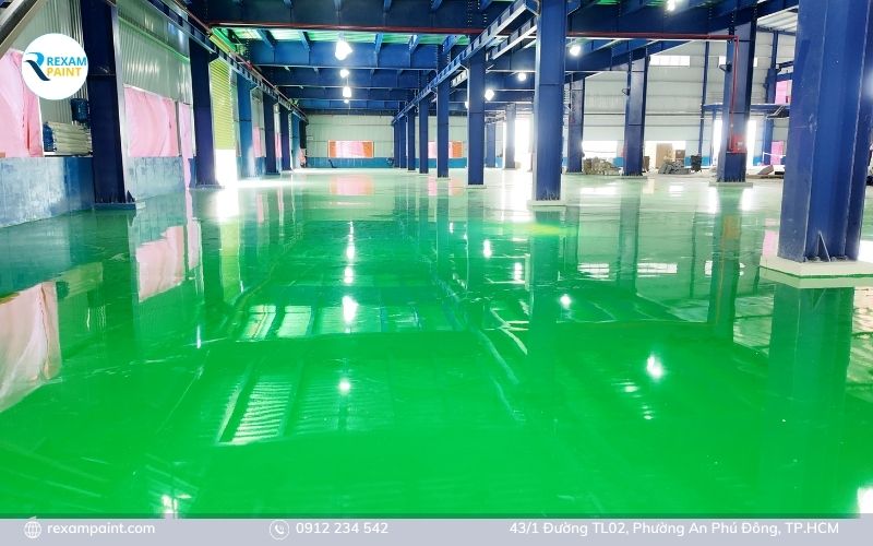 Sàn nhà xưởng phủ epoxy màu xanh bóng liền mạch sau khi thi công hoàn thiện