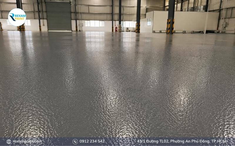 Sàn nhà xưởng phủ sơn epoxy chống trượt bề mặt nhám màu xám