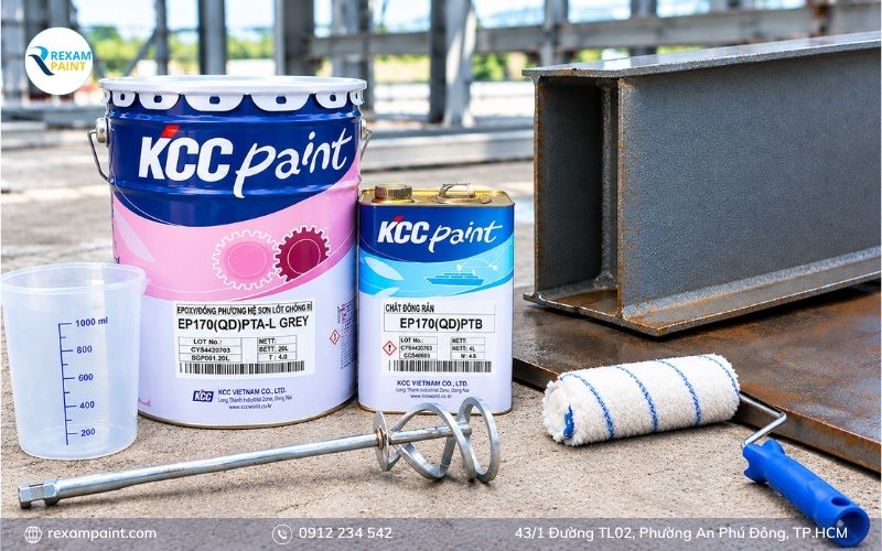 Sơn epoxy chống rỉ hai thành phần và dụng cụ pha trộn đặt cạnh tấm thép