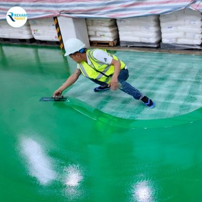 son-epoxy-tu-san-phang-tao-be-mat-lien-mach-trong-nha-xuong
