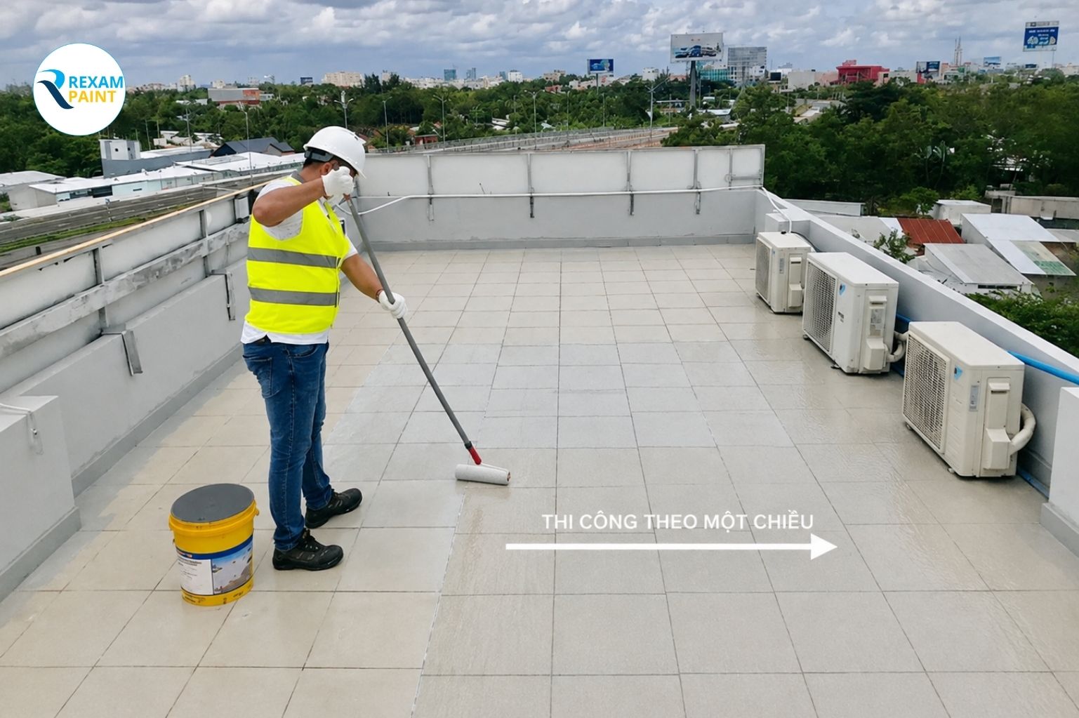 Thi công sơn chống thấm trong suốt bằng con lăn trên nền gạch sân thượng lộ thiên