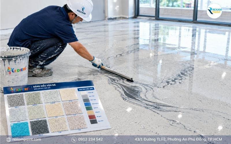 Thợ đang tạo vân đá bằng cách kéo màu epoxy trên lớp nền tự san phẳng còn ướt