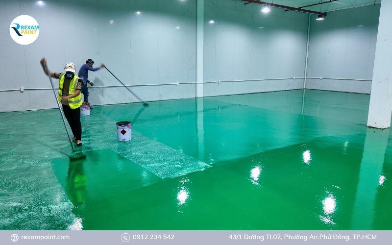 Thi công lớp phủ sơn dầu epoxy bằng con lăn trên sàn bê tông nhà xưởng thông thoáng