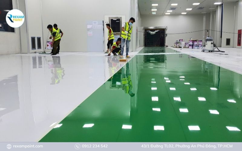 Thợ thi công sơn epoxy tự san phẳng kháng khuẩn trong khu vực phòng sạch