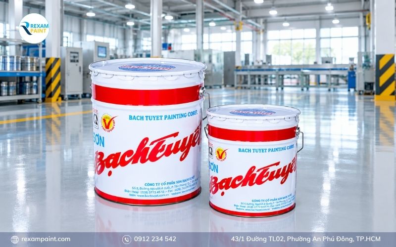 Thùng sơn epoxy Bạch Tuyết hai thành phần đặt cạnh bề mặt sàn công nghiệp