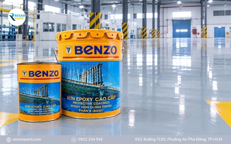 Thùng sơn epoxy Benzo hai thành phần đặt cạnh sàn nhà xưởng vừa thi công