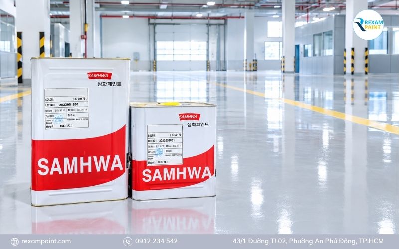 Thùng sơn epoxy Samhwa chính hãng đặt cạnh sàn nhà xưởng vừa thi công bóng đẹp