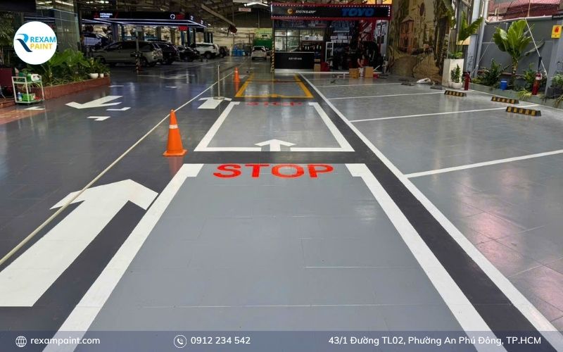 Sàn showroom ô tô phủ epoxy bóng phản chiếu ánh đèn và xe trưng bày