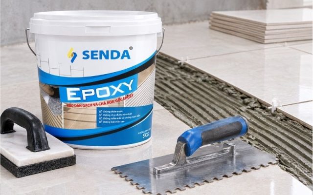 xo-keo-dan-gach-epoxy-va-dung-cu-bay-rang-cua-chuan-bi-cho-cong-trinh-op-lat